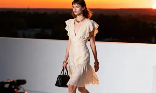 Модель в белом платье в движении — пример контента, который повышает конверсию онлайн-витрин.