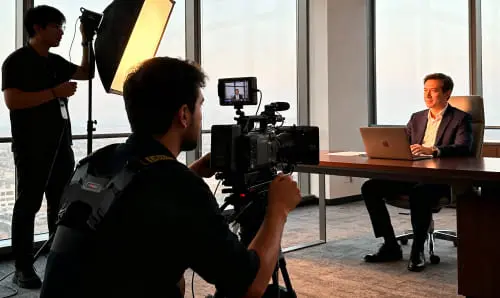 Интервью в офисе проходит в формате профессиональной видеосъёмки