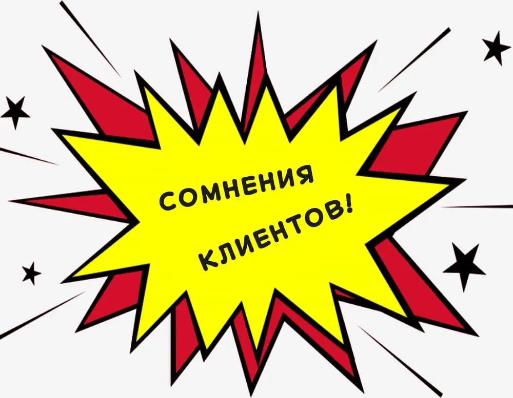 Портрет женщины с задумчивым взглядом, сидящей на стуле в студийном освещении