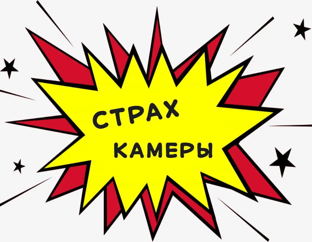 Портрет женщины с задумчивым взглядом, сидящей на стуле в студийном освещении